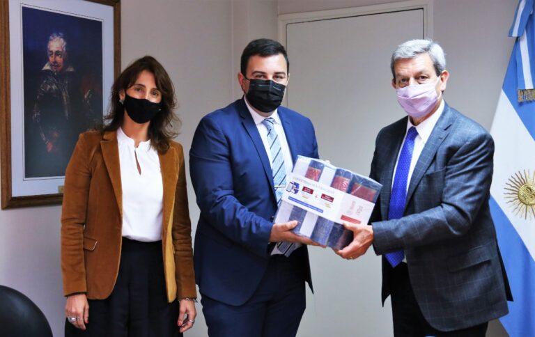 EL FORO DE ABOGADOS RECIBIÓ EN LA CÁMARA DE DIPUTADOS UNA COLECCIÓN DEL DIGESTO JURÍDICO QUE ENTREGÓ EL VICEGOBERNADOR DE LA PROVINCIA DR. ROBERTO GATTONI