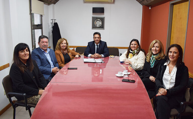 FIRMA DEL ACTA DE COLABORACIÓN INTERINSTITUCIONAL ENTRE LA FACULTAD DE CIENCIAS SOCIALES DE LA UNSJ,EL DEPARTAMENTO DE CIENCIAS JURÍDICAS Y EL FORO DE ABOGADOS.