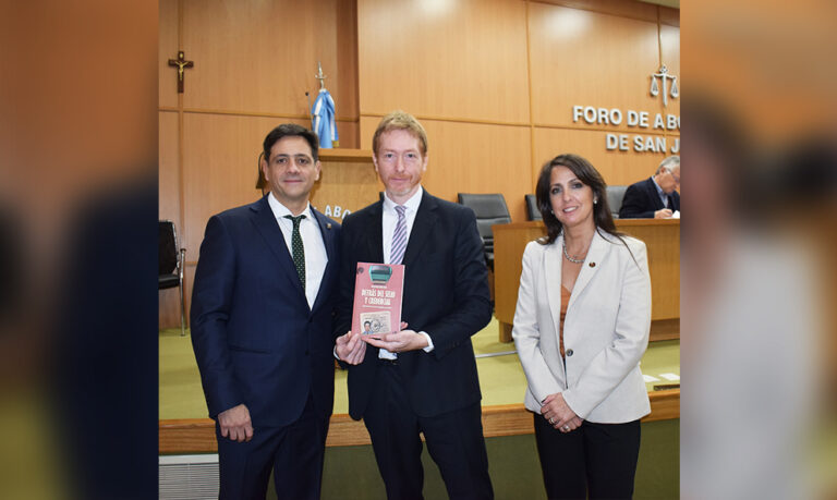 Donación con valor humano: el Dr. Mariano Matzkin entregó su libro al Foro de Abogados de San Juan