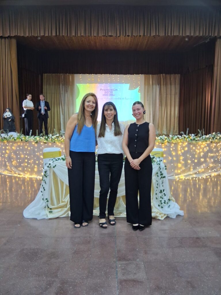 ENTREGA DE MEDALLA DE HONOR MEJOR PROMEDIO COLEGIO LA INMACULADA