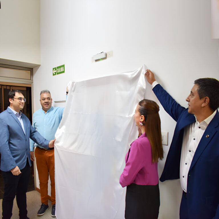 El Foro de Abogados realizó el acto de inauguración de los cuadros donados por el Instituto Malvinas a la institución